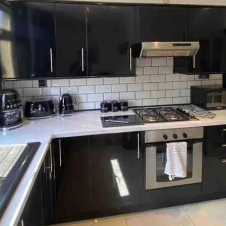 Lovely 2 Bedroom With Private Garden EDI Kültér fotó