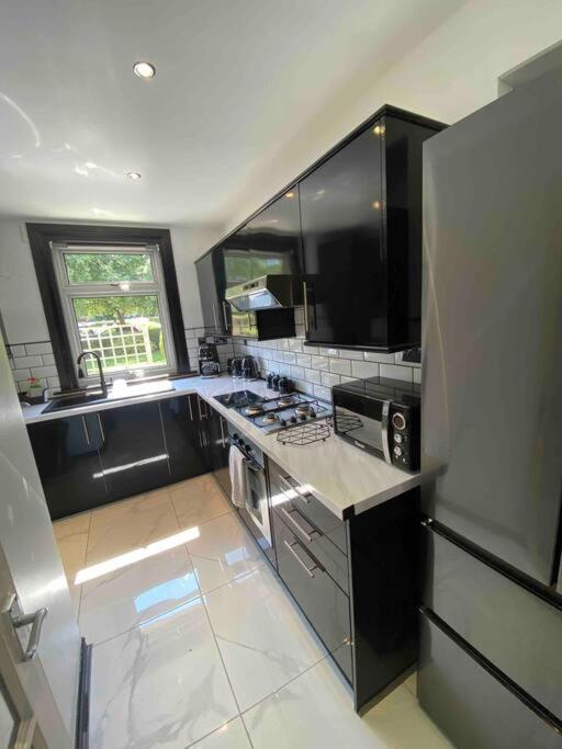 Lovely 2 Bedroom With Private Garden EDI Kültér fotó